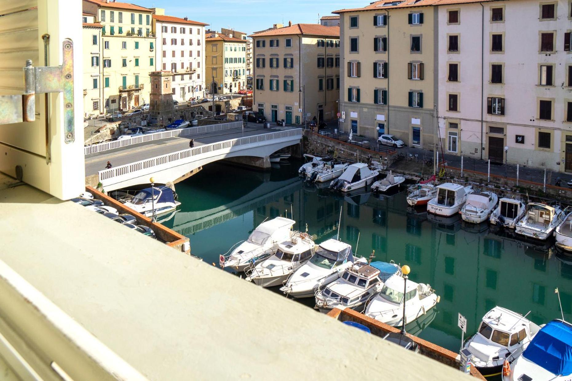 Near The Port-Elegante Appartamento Con Vista Sui Canali Livorno Bagian luar foto