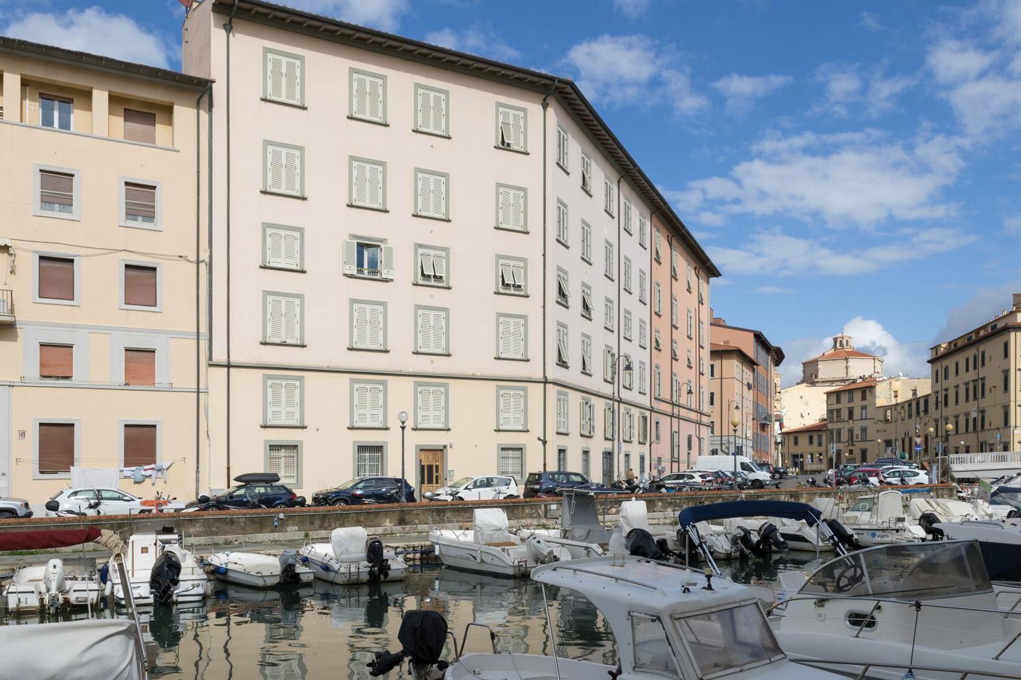 Near The Port-Elegante Appartamento Con Vista Sui Canali Livorno Bagian luar foto