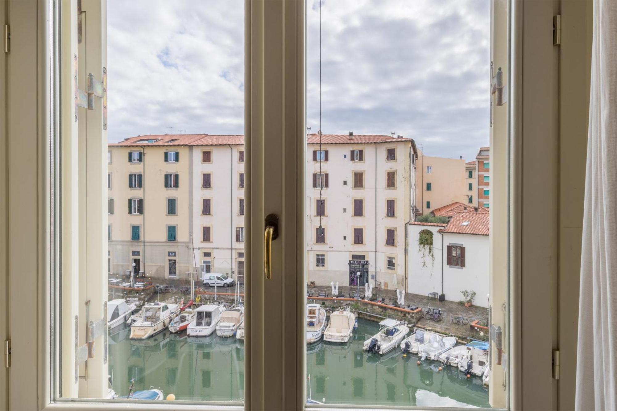 Near The Port-Elegante Appartamento Con Vista Sui Canali Livorno Bagian luar foto